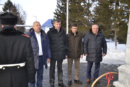 Заместитель премьер-министра Республики Татарстан Мидхат Шагиахметов возложил цветы к бюсту Мусы Джалиля в Мензелинске