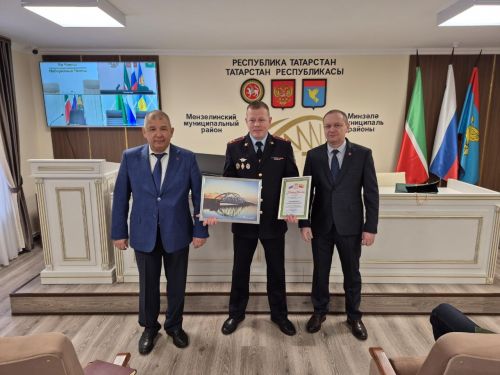 Глава Мензелинского района вручил Почетную грамоту полковнику полиции Евгению Клещевникову