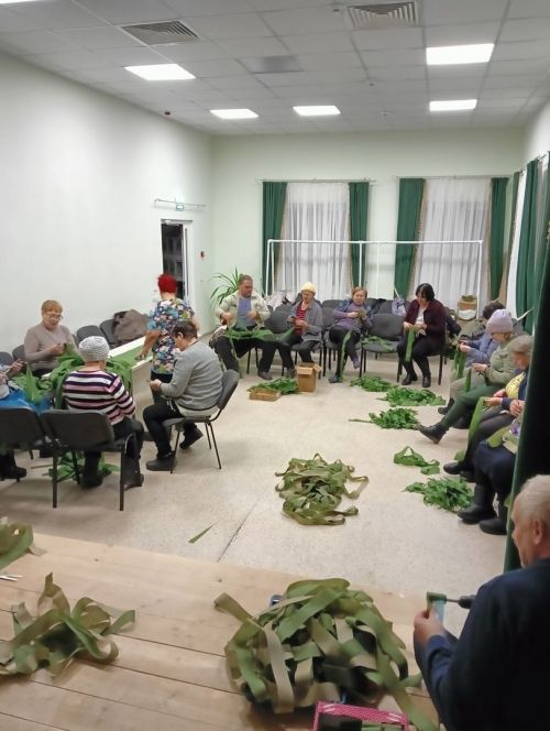 Жители Старого Мазина плетут маскировочные сети