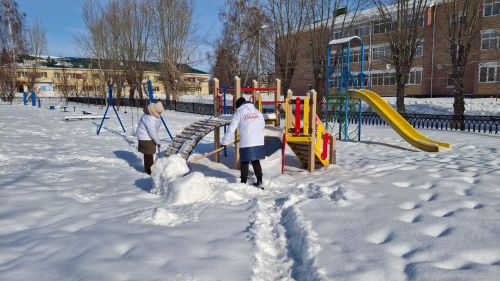Детские площадки Мензелинска очищают от снега