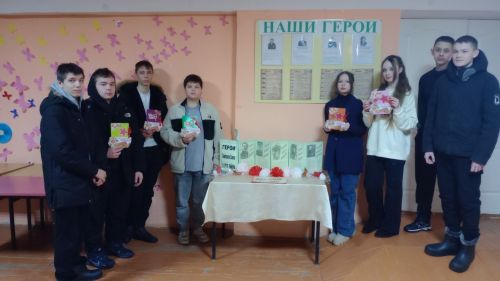 В Николаевском сельском доме культуры обновили стенд «Наши Герои»
