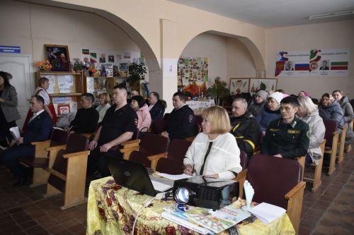 Подтекание крыши клуба беспокоит всех