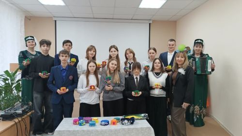 Роза Гильфанова и Ляйсания Бадриева рассказали школьникам, как сшить калфаки
