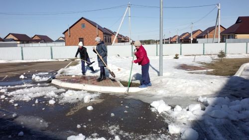 В Мензелинске проходит общегородской субботник