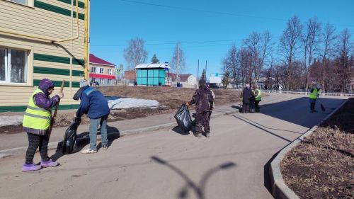 В Мензелинске проходит общегородской субботник