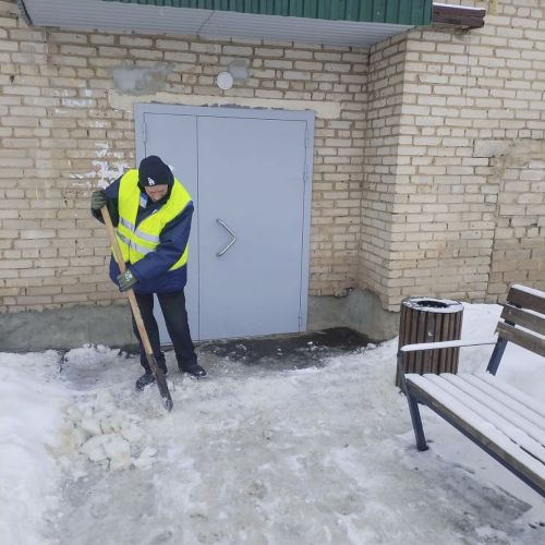 Работа мензелинских дворников начинается рано утром, когда большинство людей еще спит