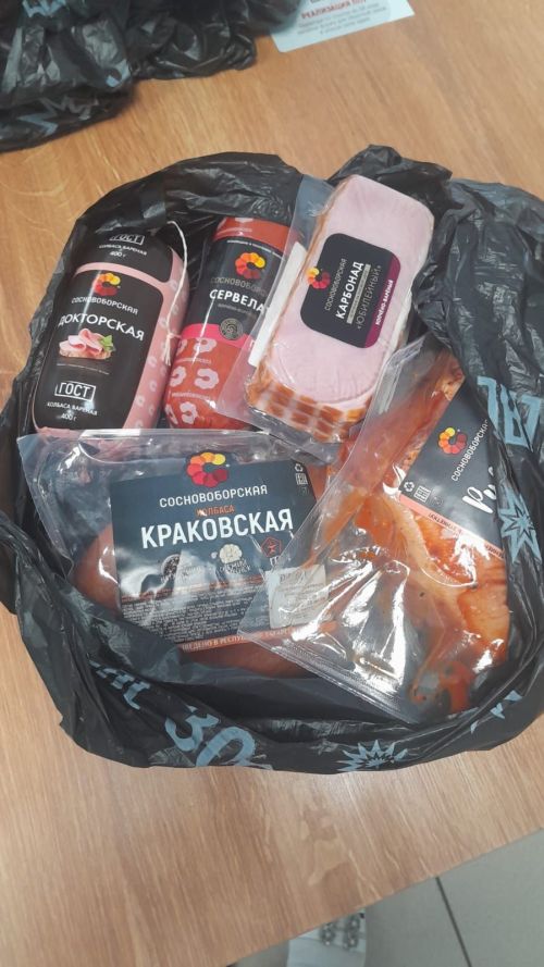 Раздали праздничные подарки