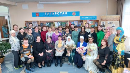 Минзәлә үзәк китапханәсендә Яр Чаллыда яшәп иҗат итүче шагыйрә Әлфия Ситдыйкова белән очрашу кичәсе булды
