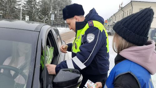 В Мензелинске сотрудники ГИБДД поздравили женщин-водителей с 8 Марта