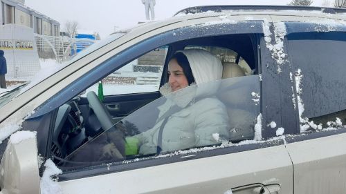 В Мензелинске сотрудники ГИБДД поздравили женщин-водителей с 8 Марта