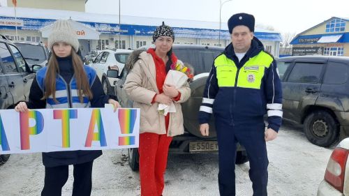 В Мензелинске сотрудники ГИБДД поздравили женщин-водителей с 8 Марта