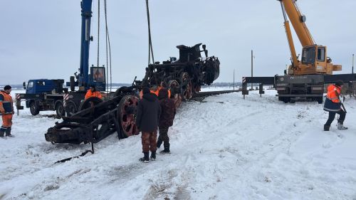 Это не игра в нейросети, а реальная картина: паровоз был поставлен на рельсы