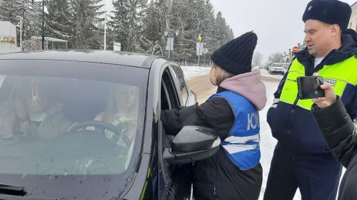 В Мензелинске сотрудники ГИБДД поздравили женщин-водителей с 8 Марта