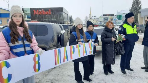 В Мензелинске сотрудники ГИБДД поздравили женщин-водителей с 8 Марта