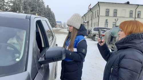 В Мензелинске сотрудники ГИБДД поздравили женщин-водителей с 8 Марта