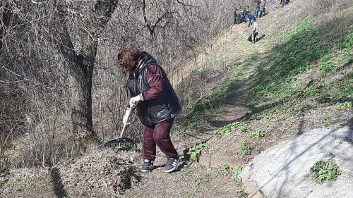 На роднике Кучканка прошел городской субботник