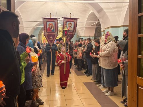 В светлую пасхальную ночь Никольский кафедральный собор наполнился молитвами и песнопениями