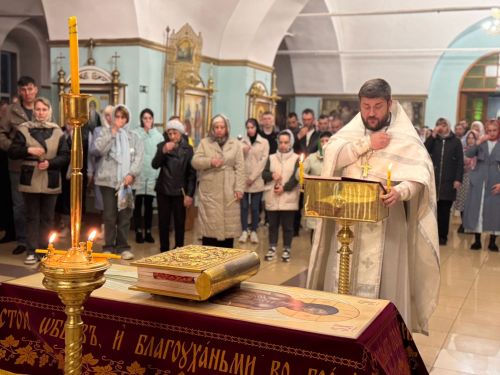 В светлую пасхальную ночь Никольский кафедральный собор наполнился молитвами и песнопениями