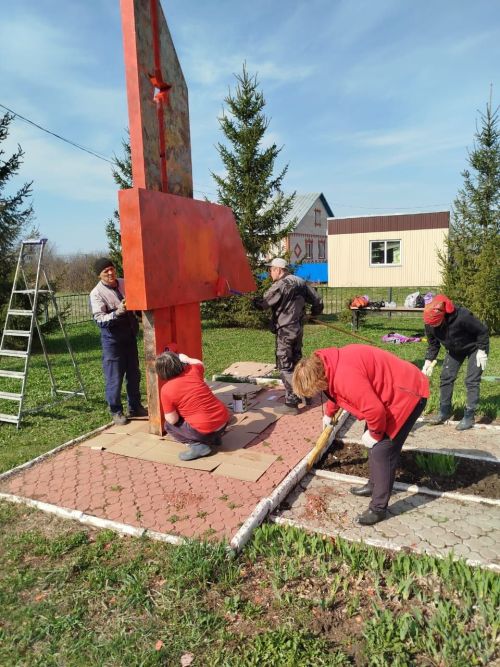 Коллектив Мензелинской школы-интерната заботится о героях и их памяти
