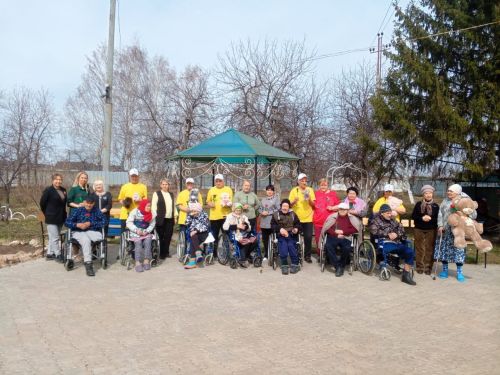 Мастер-класс по изготовлению красных гвоздик в Мензелинском доме-интернате