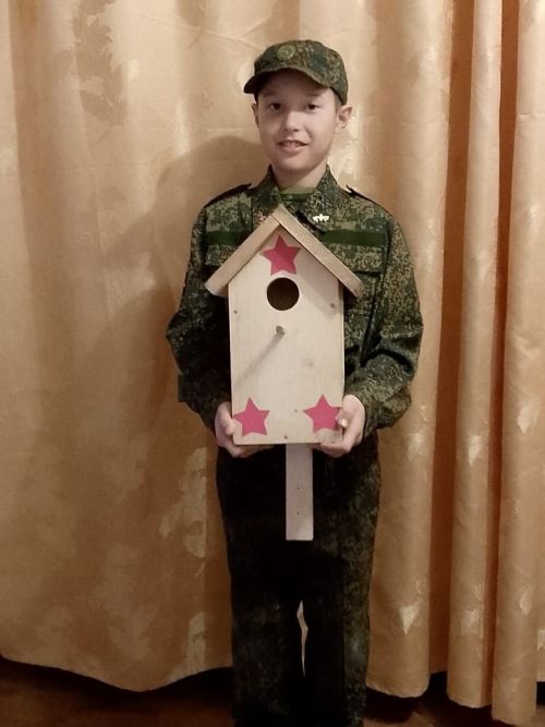 Ученик кадетской школы смастерил скворечник для ветерана