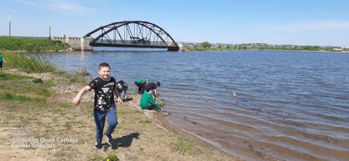 Учащиеся средней школы № 1 очистили берег реки Мензеля от мусора