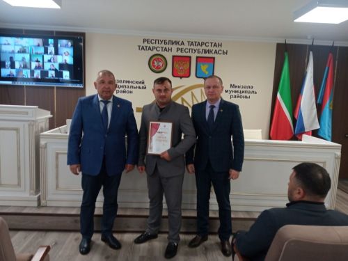 Глава Мензелинского района Айдар Салахов поздравил с победой в республике детскую студию кино и театра «Сайяр»