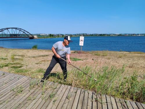 Сегодня на городском пляже Мензелинска очень оживленно