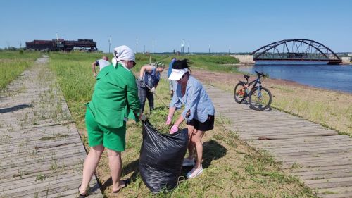 Сегодня на городском пляже Мензелинска очень оживленно