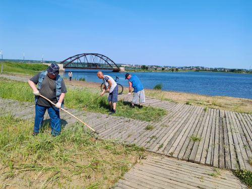 Сегодня на городском пляже Мензелинска очень оживленно