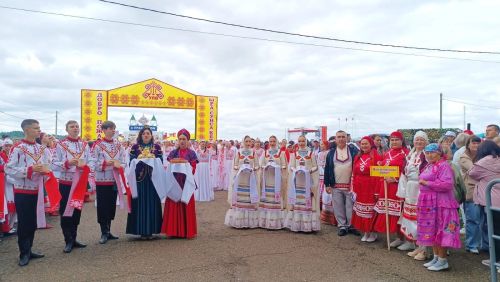 Коллектив «Шангырав» Мензелинского района одним из первых встречал Минниханова на празднике Уяв