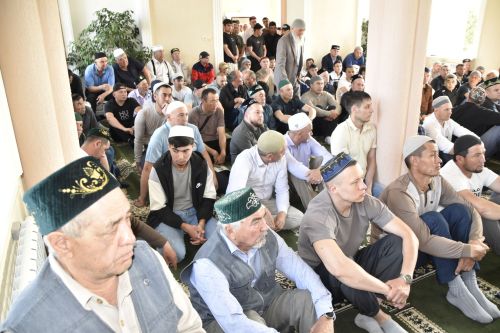Мусульмане Мензелинска прочитали намаз в честь Курбан-байрам