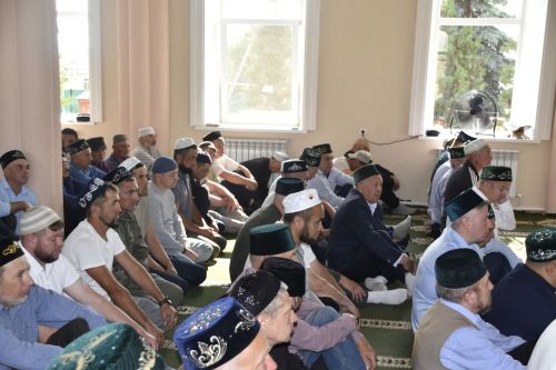 Мусульмане Мензелинска прочитали намаз в честь Курбан-байрам