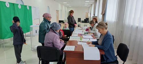 На избирательном участке 1984 всех желающих угощают яблоками.
