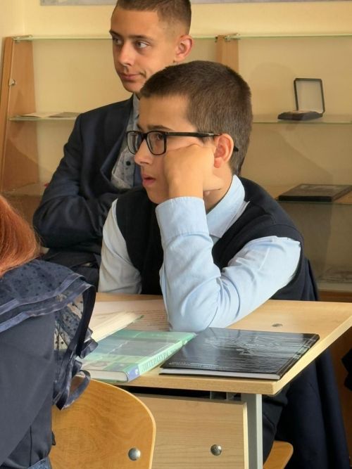 В Николаевской школе им. С. А. Кузнецова состоялась встреча учащихся с участником СВО Нигматуллиным Камилем