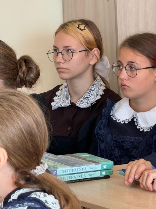 В Николаевской школе им. С. А. Кузнецова состоялась встреча учащихся с участником СВО Нигматуллиным Камилем