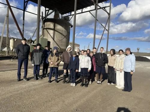 В «Калмурзино» школьникам показали работу аграриев