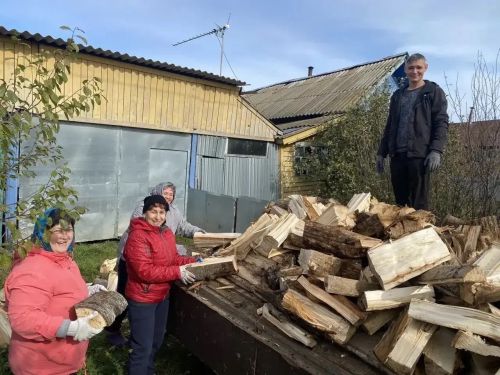 Волонтёры культуры помогли семье участника СВО подготовиться к зиме