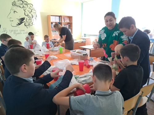 Мензелинские школьники подготовили подарки для бойцов СВО