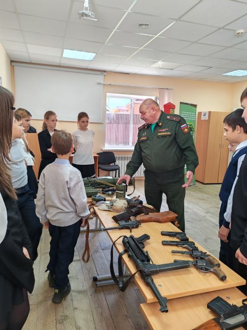 Мензелинские школьники побывали в музее-выставке «На защите границ»
