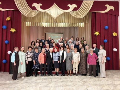 Студенты Мензелинского колледжа поздравили педагогов с Днём учителя