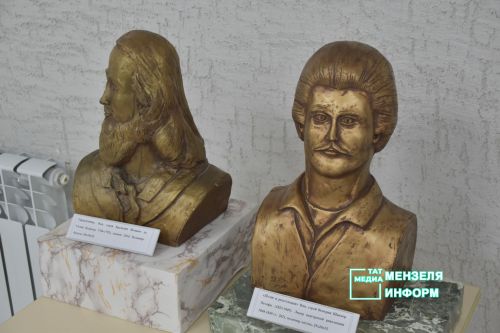 В Мензелинске открылась выставка скульптур «Национальные герои народов мира»