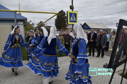 В Мензелинске открылась выставка скульптур «Национальные герои народов мира»