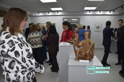 В Мензелинске открылась выставка скульптур «Национальные герои народов мира»