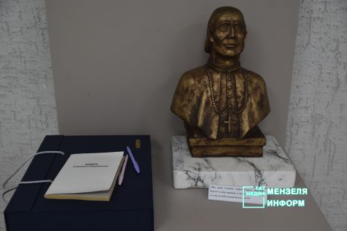 В Мензелинске открылась выставка скульптур «Национальные герои народов мира»