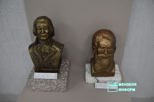 В Мензелинске открылась выставка скульптур «Национальные герои народов мира»