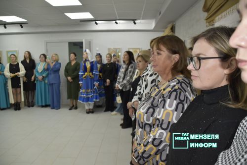 В Мензелинске открылась выставка скульптур «Национальные герои народов мира»