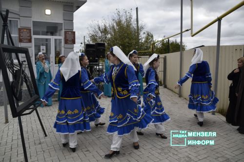 В Мензелинске открылась выставка скульптур «Национальные герои народов мира»
