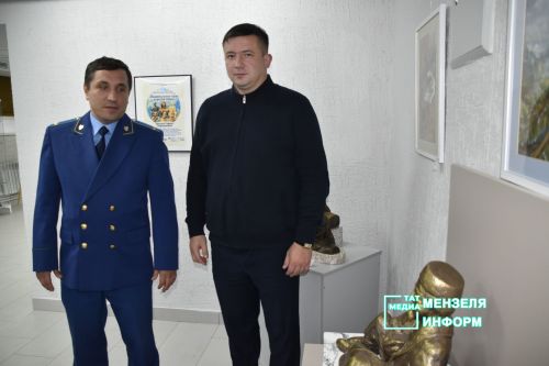 В Мензелинске открылась выставка скульптур «Национальные герои народов мира»