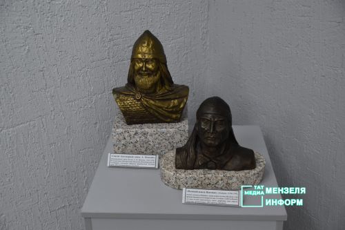 В Мензелинске открылась выставка скульптур «Национальные герои народов мира»